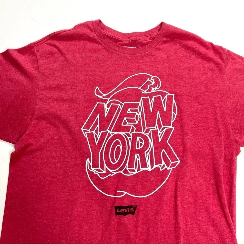 LEVI’S New York Apple Logo Casual T-Shirt in Vintage Red